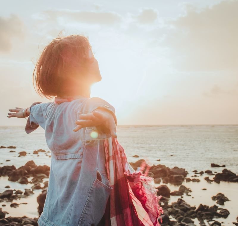 Girl with open arms towards the sky